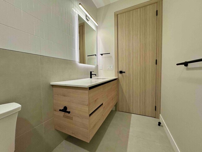 Building Photo - 2402 N Ola Ave