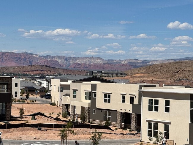 Building Photo - 3 Bed Condo In Desert Color!