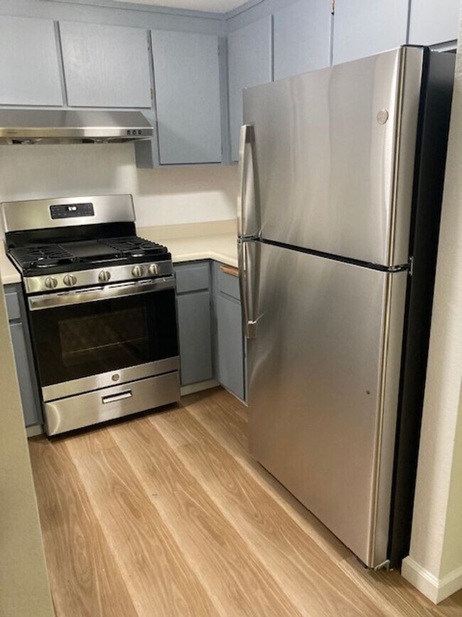 Building Photo - Westland Estates 2 Bedroom 2.5 Bathroom Condo