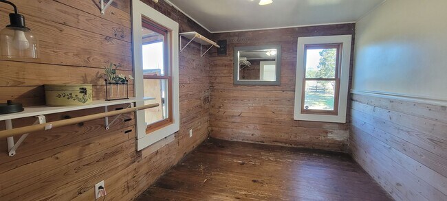 Building Photo - 2/1 Farmhouse in Smithville TX