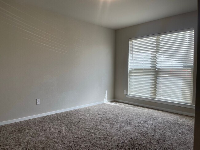 Building Photo - Pre-leasing 3 bed 2 bath Move In Ready! Co...