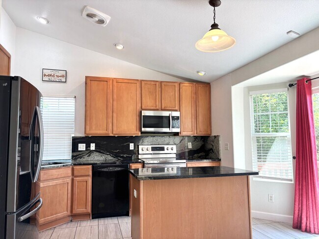 Building Photo - Beautiful 3bd, 3 bath single family home bedroom for rent in Aurora 80016