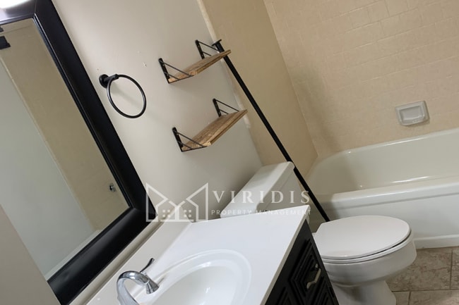 Building Photo - 1001 Mohawk St