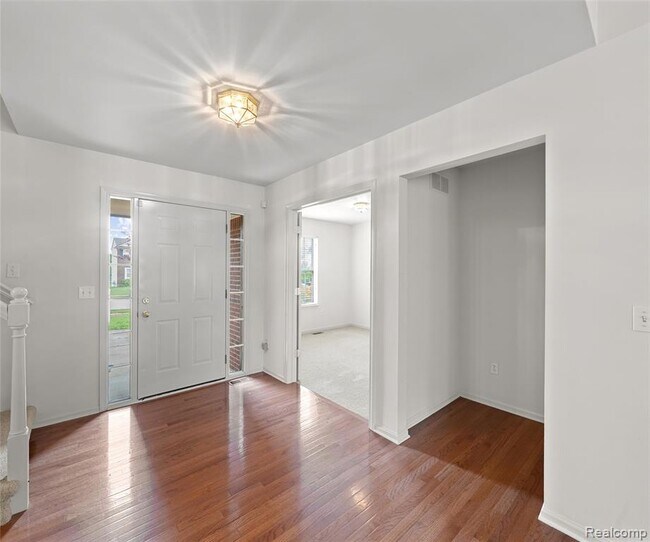 Building Photo - 5864 Willow Ridge Dr