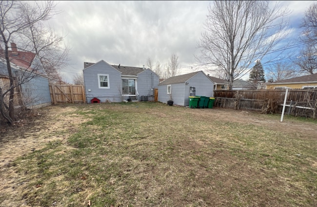 Building Photo - 2 Bedroom 1 Bathroom in South Broadway Hei...
