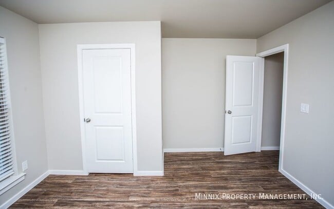 Building Photo - 1916 Langford Ave