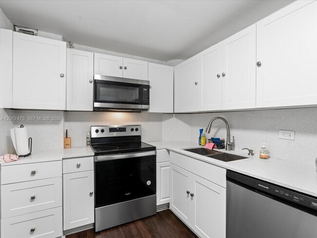 Building Photo - 5005 Collins Ave