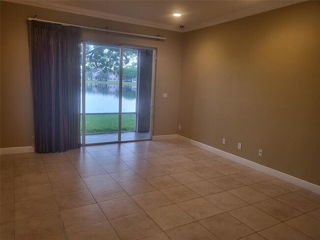 Building Photo - 3331 Lakeside Dr
