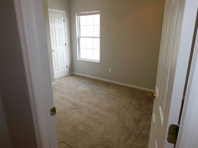 Building Photo - Spacious 4 Bedroom, 2.5 Bath Home