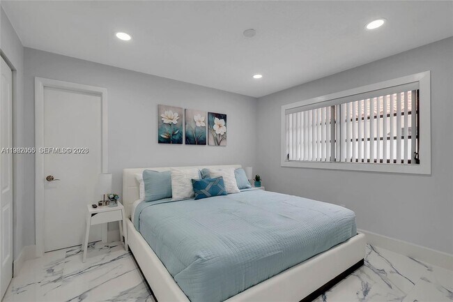 Building Photo - 895 W 39th Pl