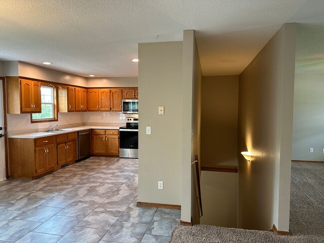 Building Photo - 4 Bed 2.5 Bath w/ Fenced Yard