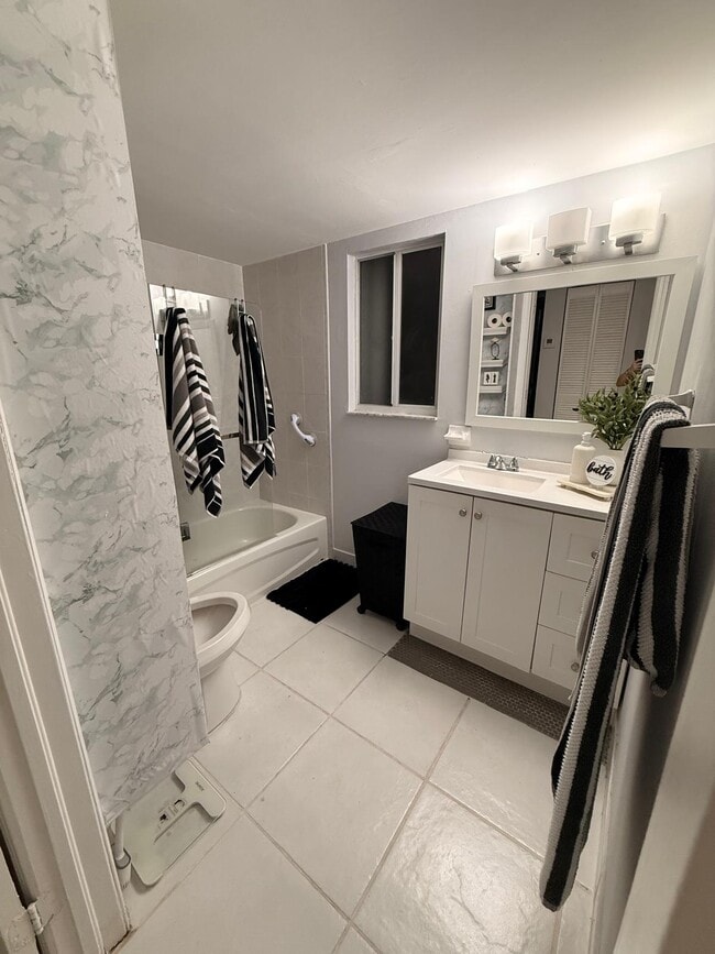 Building Photo - 1453 SW 3rd St