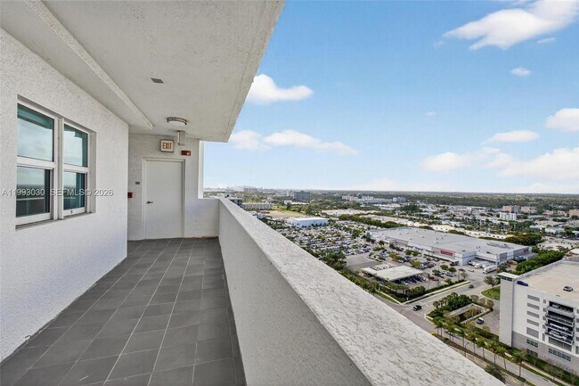 Building Photo - 15051 Royal Oaks Ln