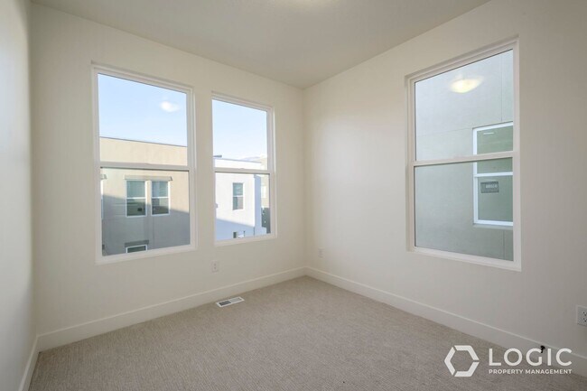 Building Photo - 1452 W Cook Ln