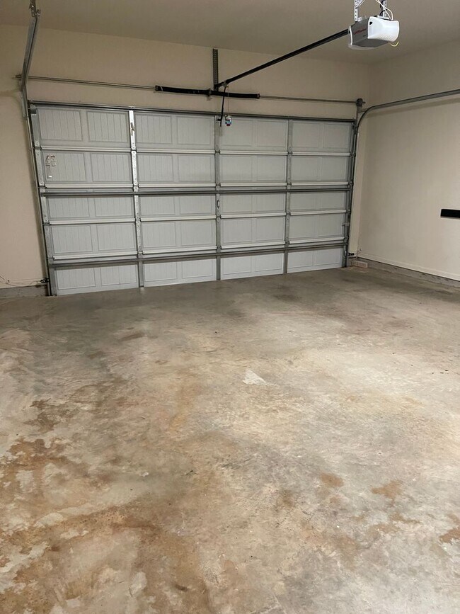 Building Photo - *Fully Furnished* 4 bedroom, 2.5 bathroom, 2 car garage Gated Neighborhood