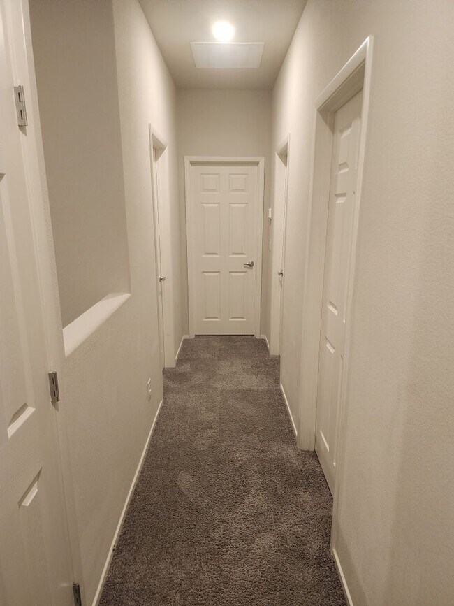Building Photo - 3 bedroom/ 2 bath condo in gated community