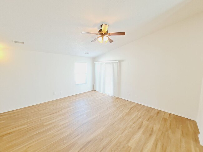 Building Photo - 3 bed 2 bath home in Huning Ranch. Great Yard!