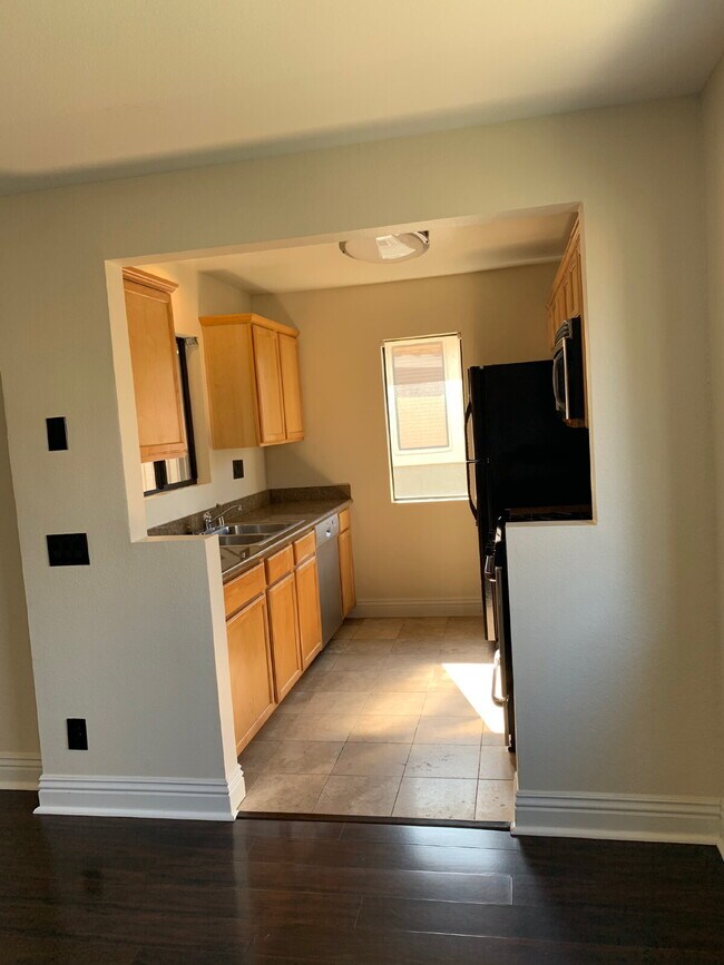 Building Photo - $2,700 - 2 Bed / 2 Bath Condo in Mira Mesa