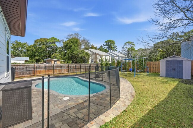 Building Photo - Stunning 4 Bedroom Home with Solar Energy & Private Pool!