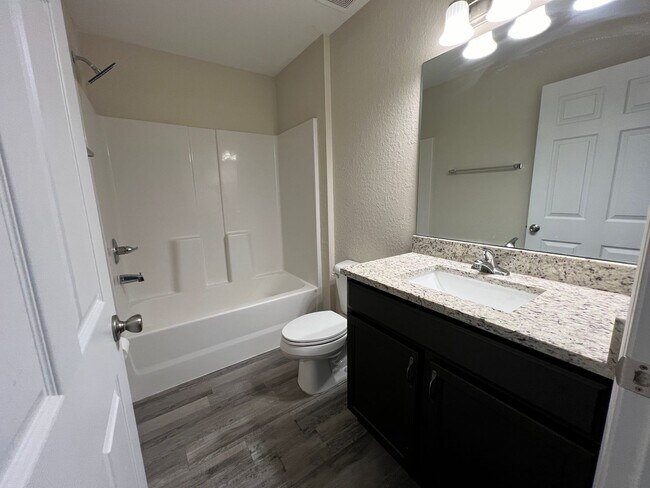 Building Photo - Available now! Lovely 2 Bedroom, 2 Bathroo...