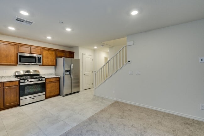 Building Photo - GORGEOUS TOWNHOME*UPGRADED*ALL APPLIANCES*...
