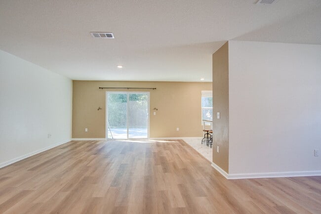 Building Photo - 3-Bed, 2-Bath Modern Home in Prime Locatio...