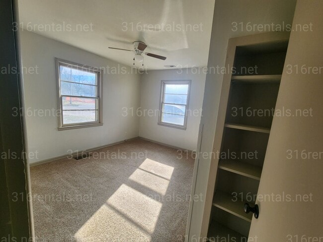 Building Photo - $1195 - 3 bedroom / 1 bathroom - Single Family Home