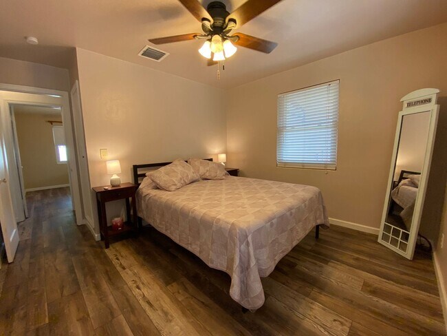 Building Photo - 2/2 single family house with big yard near downtown and beach!