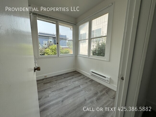 Building Photo - 424 8th Ave W