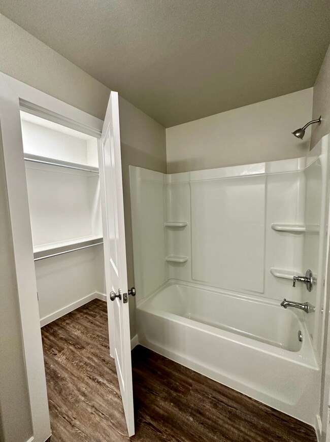 Building Photo - Stylish and Modern 3-Bedroom Duplex for Rent in Desirable Harvest Neighborhood