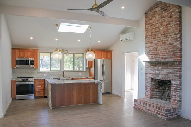 Building Photo - 151 Argilla Rd