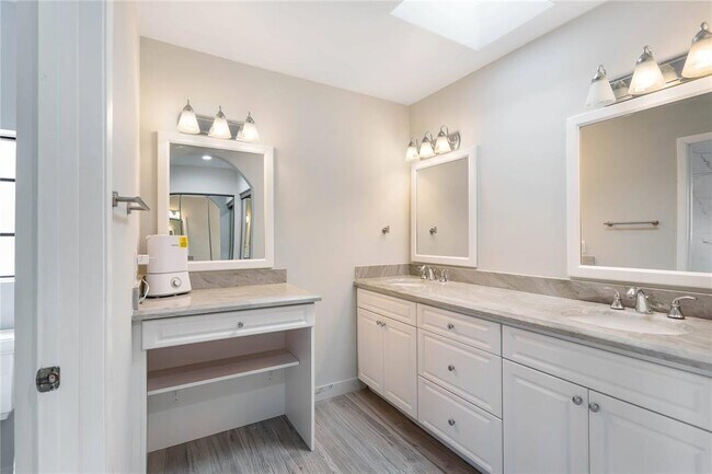 Building Photo - 470 NW 38th Ave