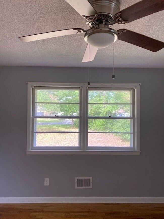 Building Photo - Brick Ranch Home in Pine Valley