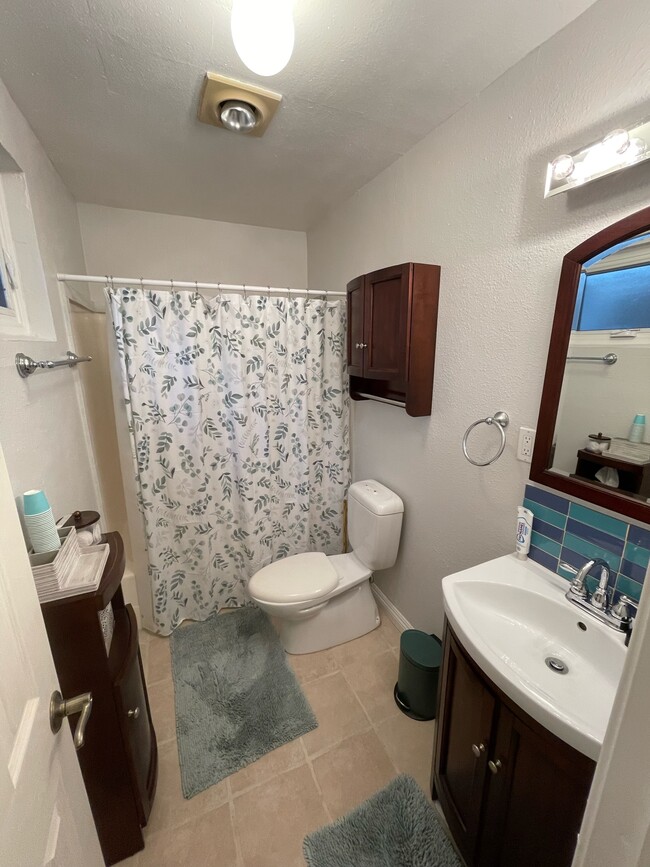 Full bathroom - 3720 Louisiana St