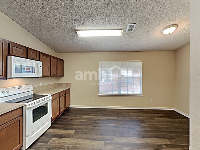 Building Photo - 6253 Ironside Dr N