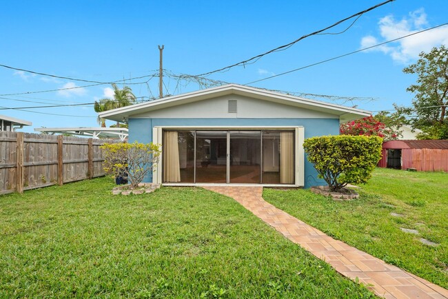 Building Photo - Spacious Studio 1 bath with Beautiful wood...