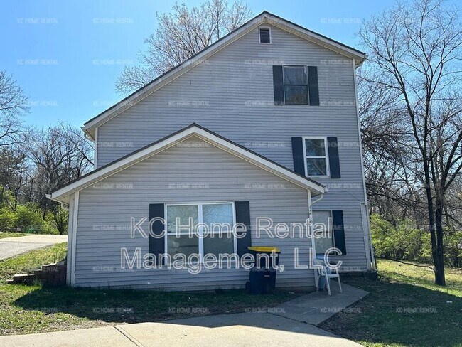 Building Photo - 4221 E 60 Terrace