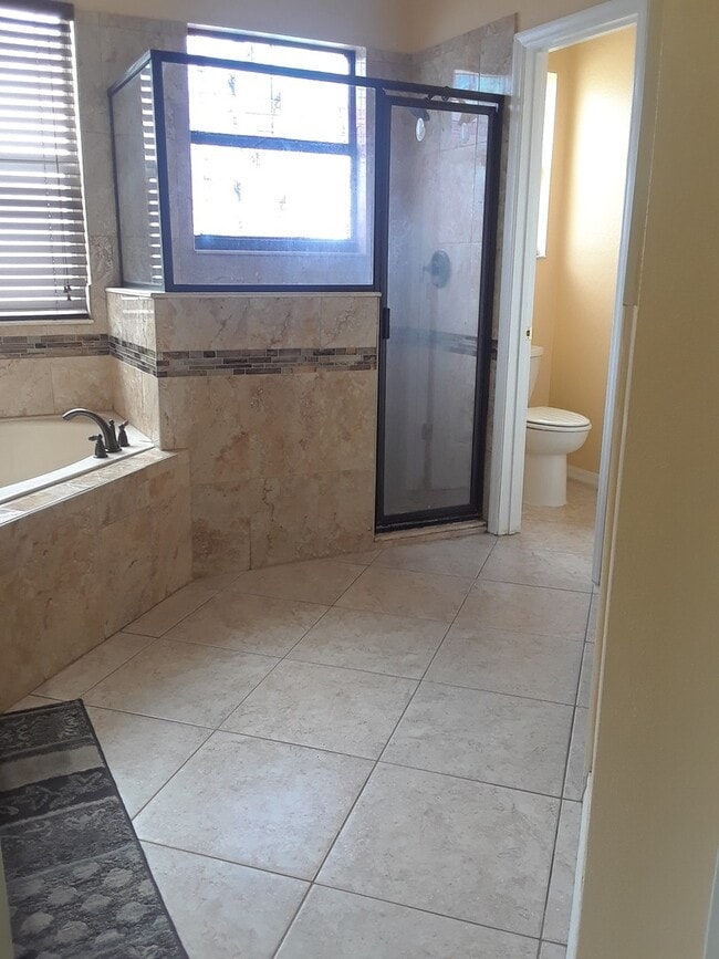 Building Photo - Spacious 4-Bedroom Home in Poinciana!