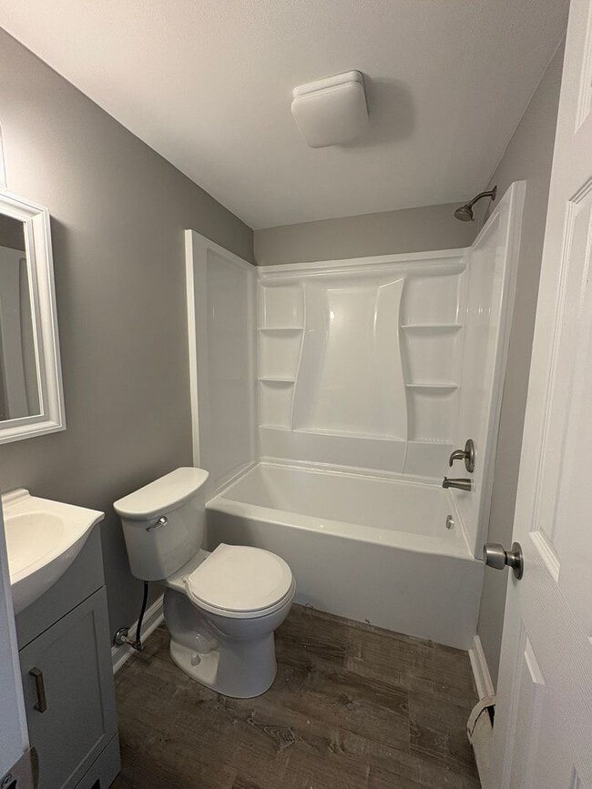 Building Photo - Completely remodeled 2 Bedroom Apartment in Bellevue with private Balcony!