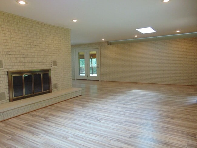 Building Photo - Amazing 3 Bed 2 Bath Country Home With Fab...