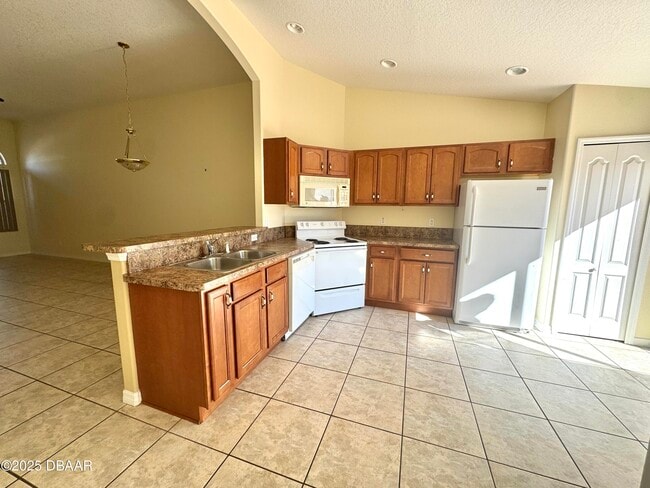 Building Photo - 28 Louvet Ln