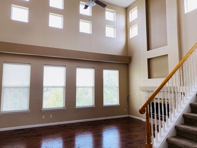 Building Photo - Immaculate home in Castle Pines North