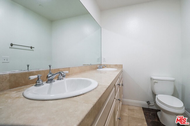 Building Photo - 7132 Farralone Ave