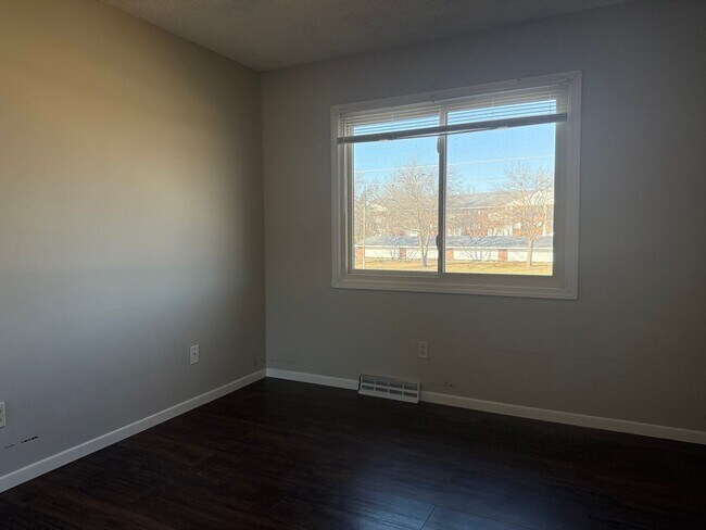 Building Photo - Low Maintenance Living - 2 Bedroom 2 Bathr...
