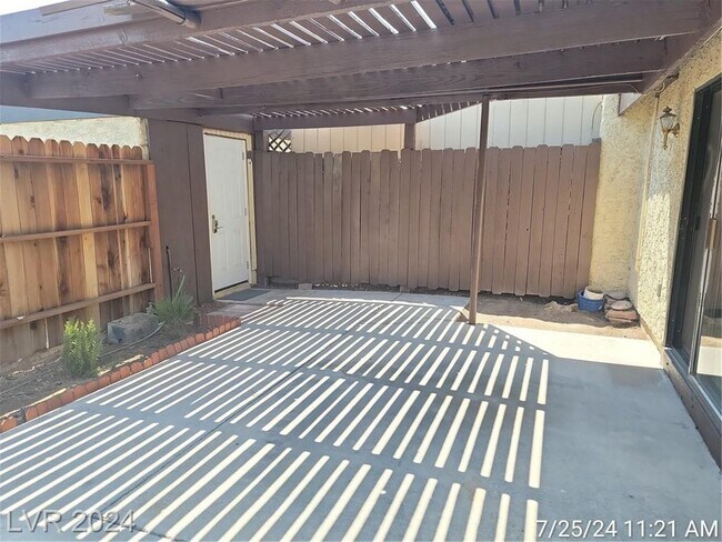 Building Photo - FANTASTIC SINGLE-STORY TOWNHOME JUST MINUT...
