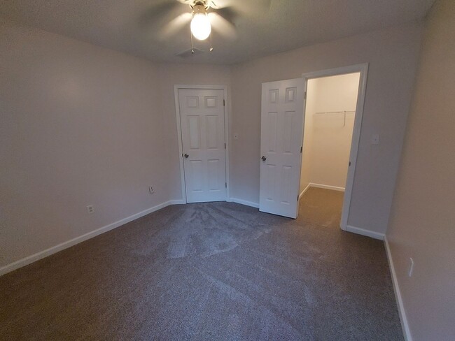 Building Photo - Spacious Home in Quiet Neighborhood