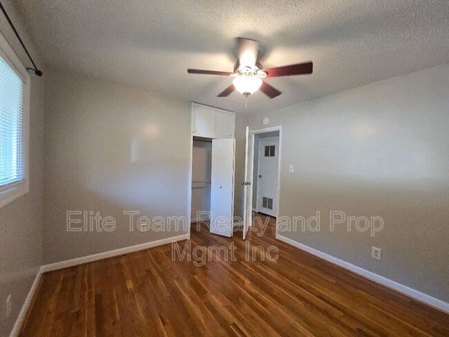 Building Photo - 910 Holly Dr