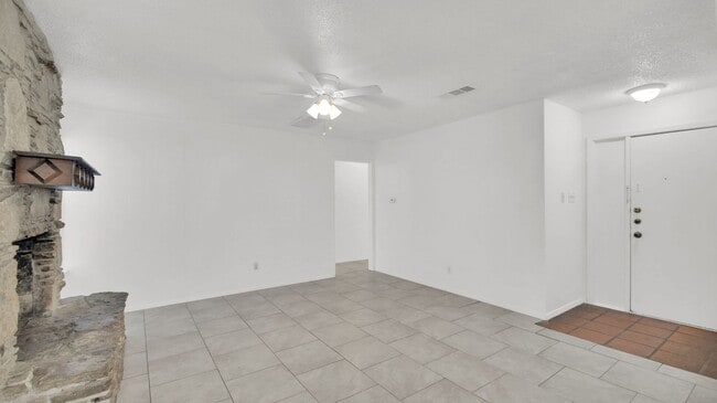 Building Photo - Beautiful fireplace, Large back yard, Wash...