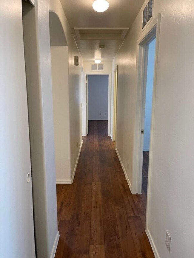 Building Photo - Beautiful 3 bedroom 2 bathroom!