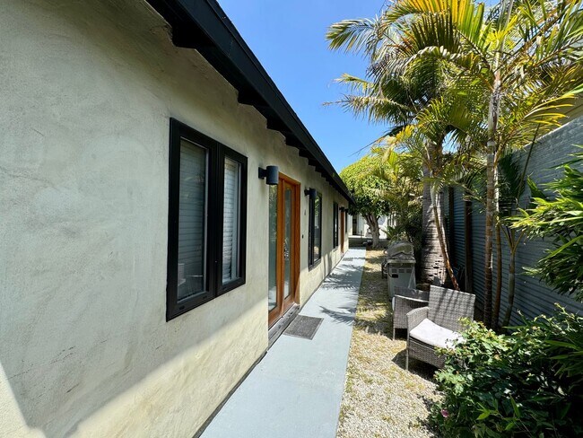 Building Photo - 330 4th Ave